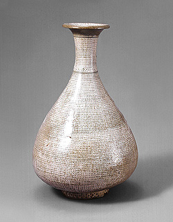 Bun-cheong wine bottle with a stamped ring of chrysanthemums above the band on the neck and on the base, and a rope curtain pattern over the rest of the body. 15th century. National Museum of Korea
