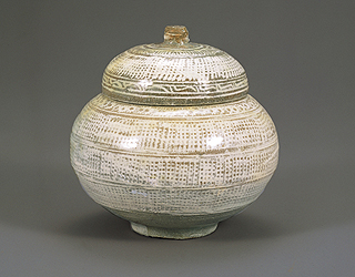 Bun-cheong bowl with lid and a rope curtain pattern. Mid 15th century. Ho-Am Art Museum